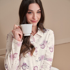 Pigiama “I need coffee” a serafino rosa e glicine