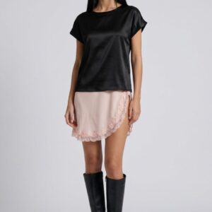 Modella indossa outfit composto da T-shirt in Raso e Sottoveste in georgette