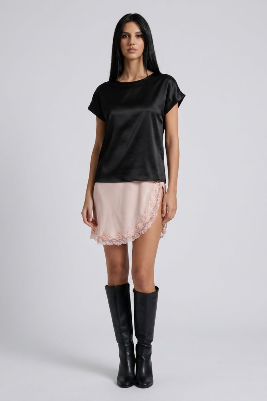Modella indossa outfit composto da T-shirt in Raso e Sottoveste in georgette