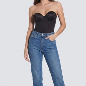 Modella indossa body miranda della selene abbinato al jeans