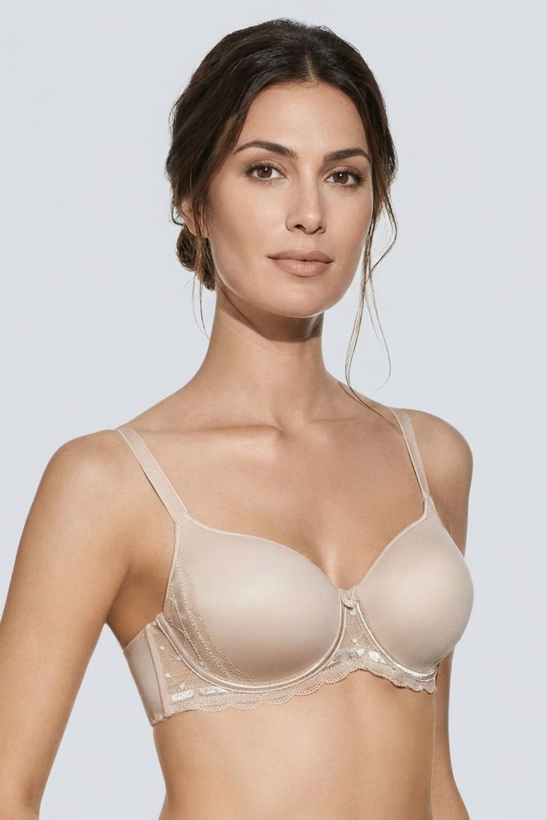 Modella indossa Reggiseno Desire Imbottito con Ferretto in Microfibra