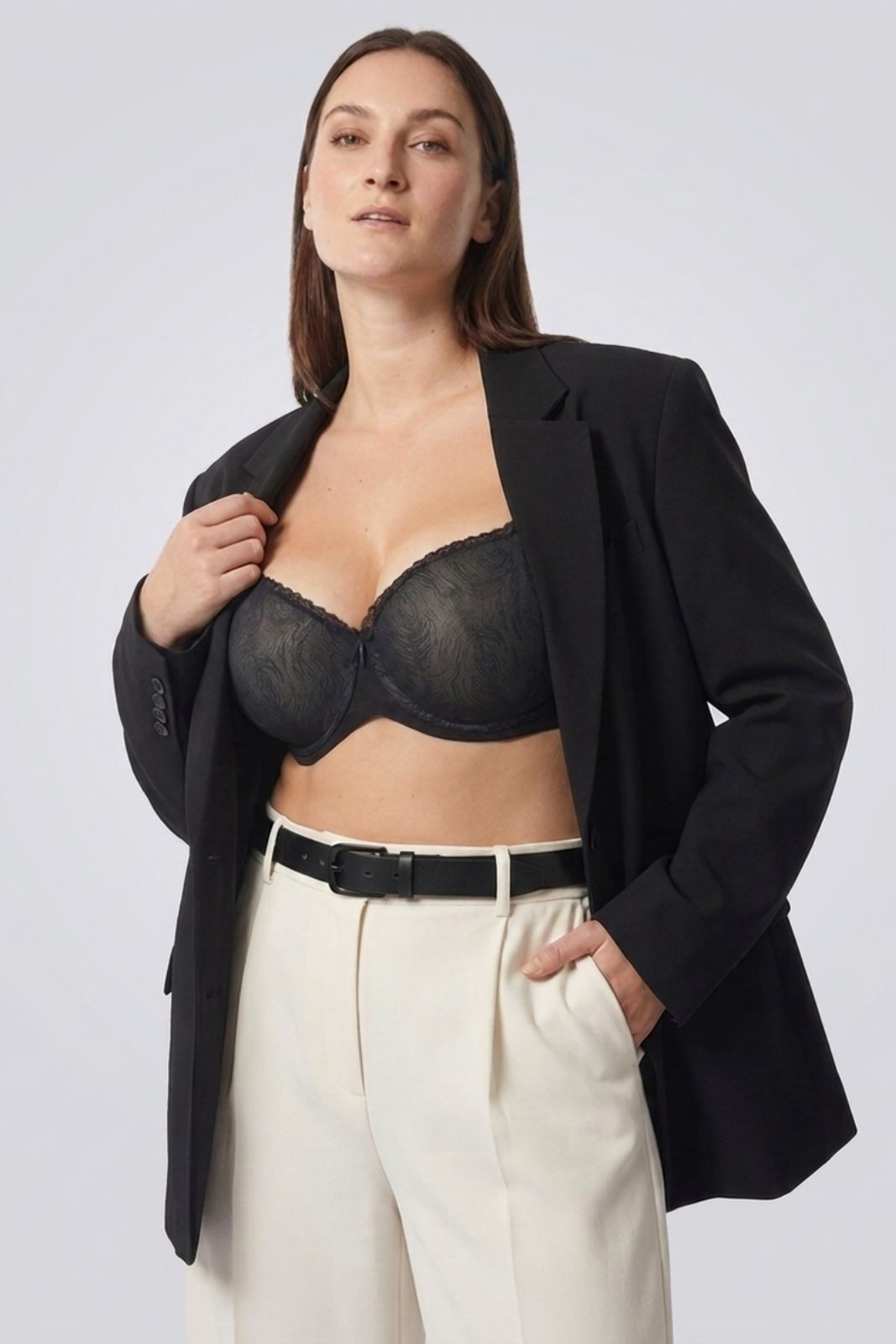 Modella indossa Reggiseno Modellante Contenitivo con Ferretto Selene Violeta
