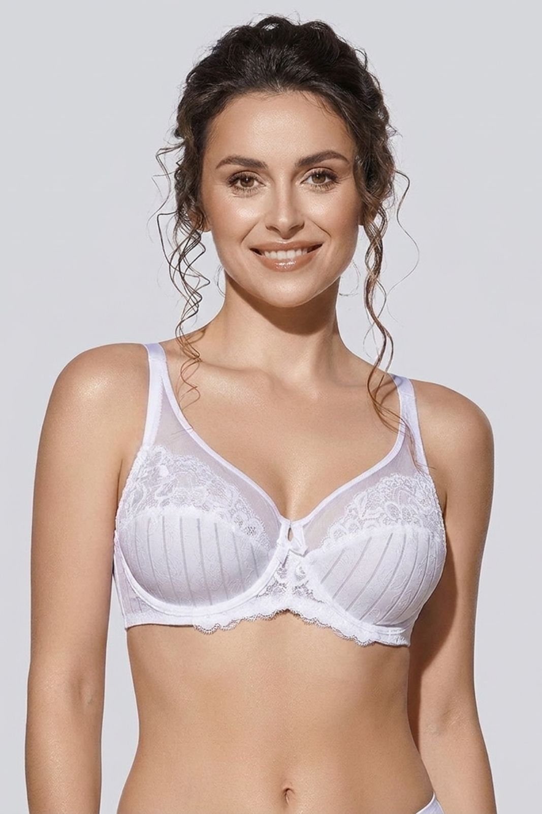 Modella indossa Reggiseno con ferretto in pizzo Selene Mariluz nella colorazione bianca