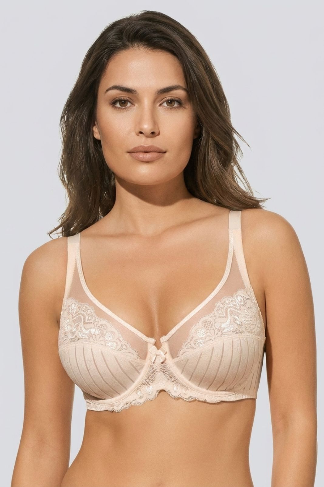 Modella indossa comodo Reggiseno con ferretto in pizzo Selene Mariluz