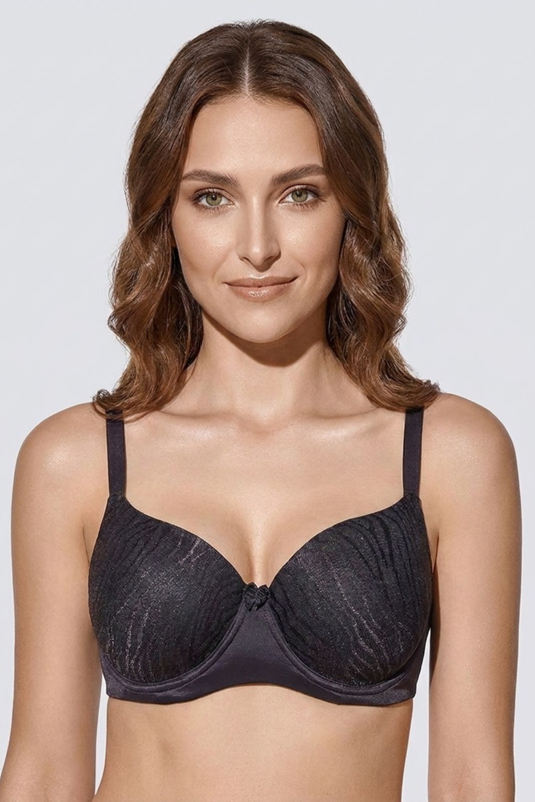 Modella indossa Reggiseno Contenitivo con Ferretto Selene Norma nella colorazione nera
