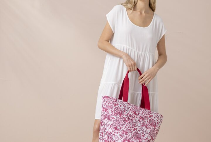 borsa mare con fantasia floreale e manici rossi