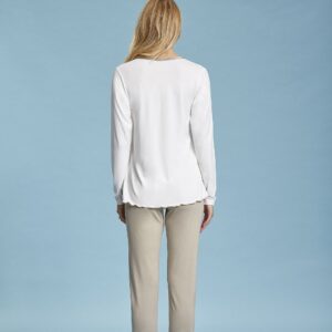 Modella indossa pigiama donna manica lunga con inserti in raso ANDRA - RETRO