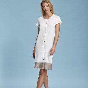 modella con camicia da notte donna aperta con inserto in raso color panna e dettagli eleganti Andra - DAV