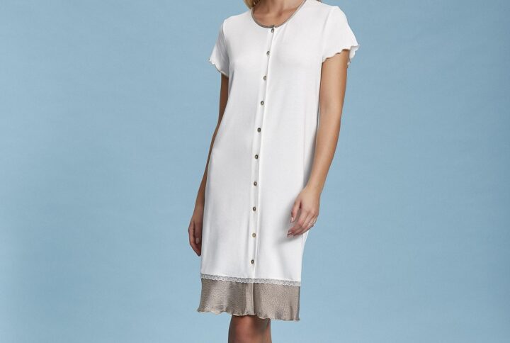 modella con camicia da notte donna aperta con inserto in raso color panna e dettagli eleganti Andra - DAV