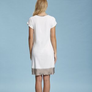 modella con camicia da notte donna aperta con inserto in raso color panna e dettagli eleganti Andra - RETRO