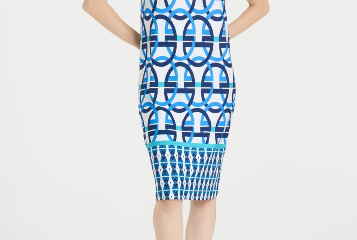 Donna di spalle con vestito estivo smanicato a tubino con fantasia a cerchi blu Ragno