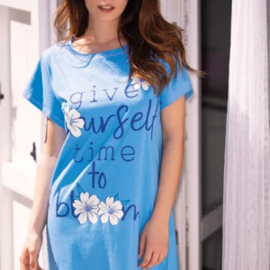 modella indossa maxi maglia in cotone SIèLEI azzurra con stampa floreale