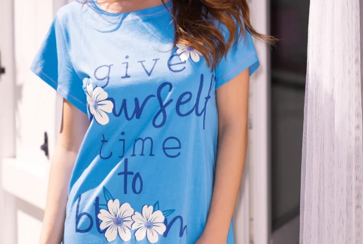 modella indossa maxi maglia in cotone SIèLEI azzurra con stampa floreale