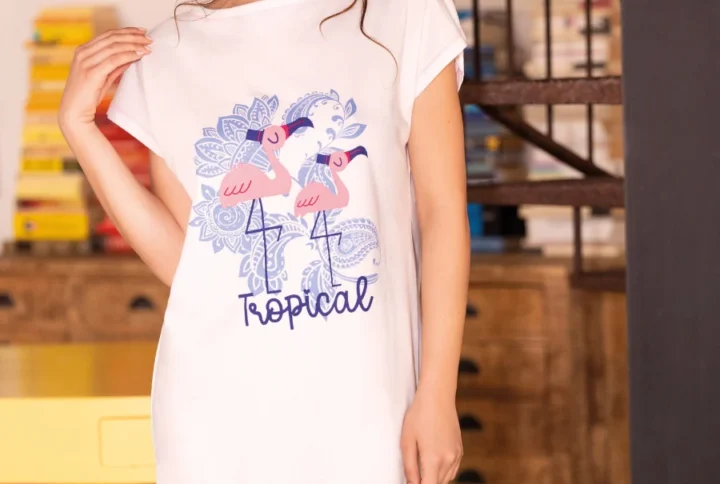 modella indossa maxi maglia in cotone estiva con stampa fenicotteri tropicali