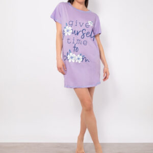 modella indossa maxi maglia in cotone SIèLEI lilla con stampa floreale