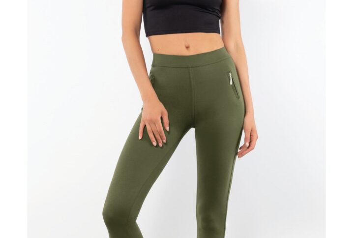modella con leggings traspirante in cotone GLADYS verde con finte tasche