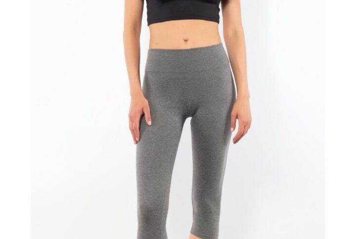 Modella indossa leggings pinocchietto pancia piatta GLADYS in cotone