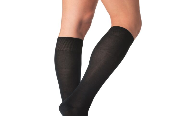 calza lunga uomo in filo di Scozia Pezzini Perfetto nera indossata