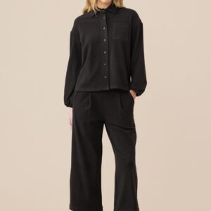 Completo loungewear donna Noidinotte nero in microplush soft-touch con camicia abbottonata e pantalone palazzo