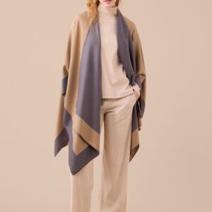 mantella Noidinotte colore light brown su completo beige