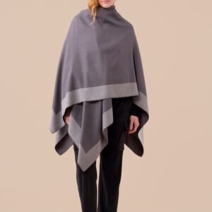 mantella Noidinotte colore grey indossata su outfit invernale