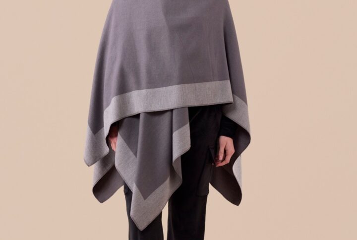mantella Noidinotte colore grey indossata su outfit invernale