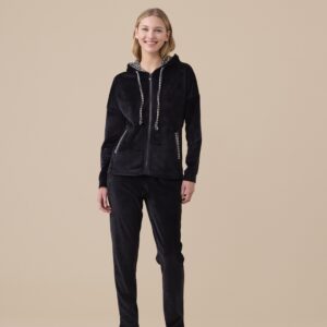 Modella indossa completo donna in ciniglia felpata Noidinotte con cappuccio e pantaloni neri