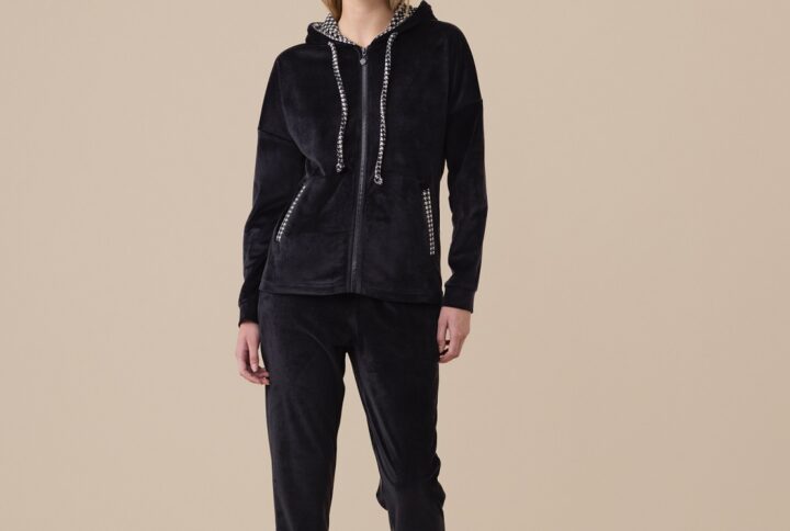Modella indossa completo donna in ciniglia felpata Noidinotte con cappuccio e pantaloni neri