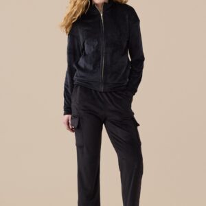 Modella indossa completo donna in ciniglia felpata nero Noidinotte con zip e pantaloni con tasche a toppa