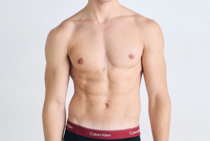 modello-frontale-slip-uomo-calvin-klein-cintura-bordeaux