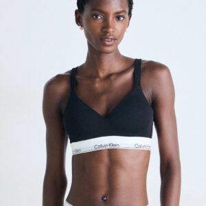 Modella indossa reggiseno Calvin Klein in cotone elasticizzato con fascia Infinity Bond