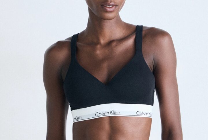 Modella indossa reggiseno Calvin Klein in cotone elasticizzato con fascia Infinity Bond