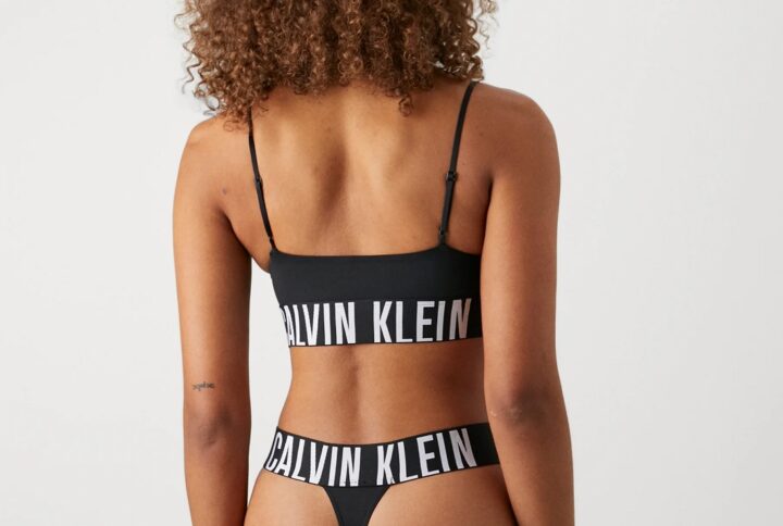 Slip donna Calvin Klein sgambato nero – vista posteriore
