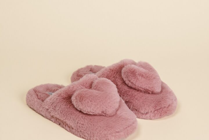 Pantofola donna in peluche rosa Noidinotte con cuore in rilievo, tessuto soffice e design romantico.