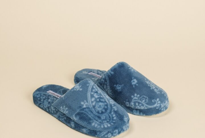 Pantofola donna invernale Noidinotte blu con fantasia paisley, in tessuto peluche