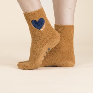 Calza antiscivolo donna Noidinotte color caramello con cuore ricamato blu e scritta mon amour