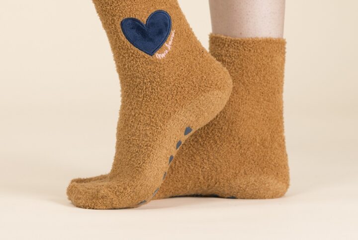Calza antiscivolo donna Noidinotte color caramello con cuore ricamato blu e scritta mon amour