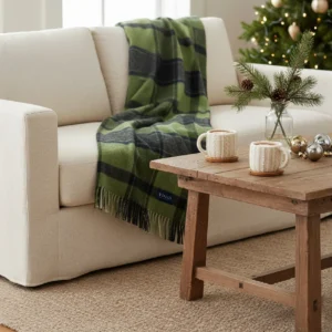 Plaid singolo in lana Vingi Ortisei colore pistacchio su divano