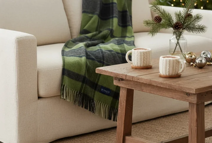 Plaid singolo in lana Vingi Ortisei colore pistacchio su divano