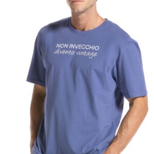 Dettaglio Stampa della maglia del Pigiama corto uomo OFFICINA45 con t-shirt scritta vintage e pantaloncini stampa Vespa