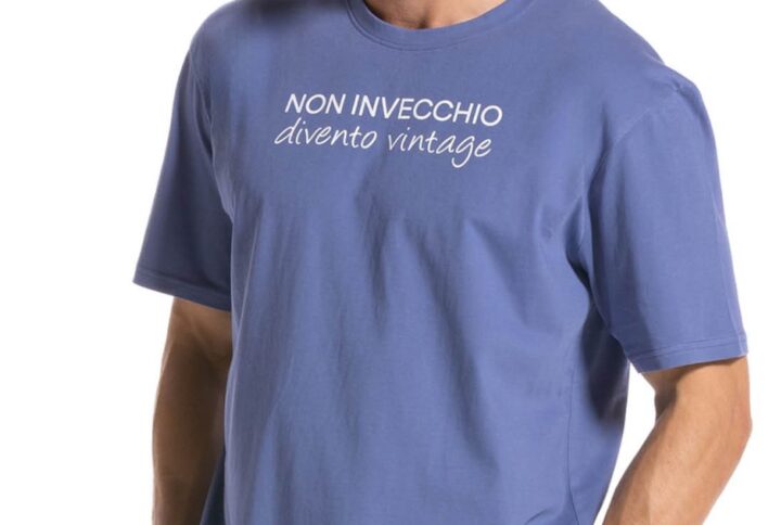 Dettaglio Stampa della maglia del Pigiama corto uomo OFFICINA45 con t-shirt scritta vintage e pantaloncini stampa Vespa