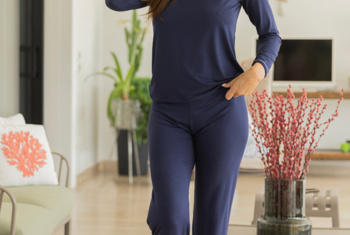 Pigiama lungo in bamboo MAGIC DREAM con maglia e pantalone tinta unita con eleganti dettagli bianchi.