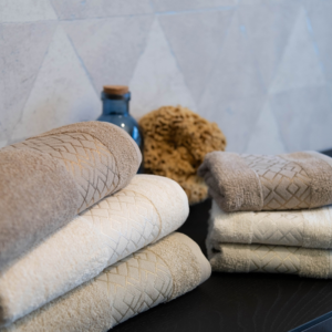 Set asciugamani Neith Brio composto da 3 viso e 3 ospite in pura spugna di cotone con elegante bordo decorativo.