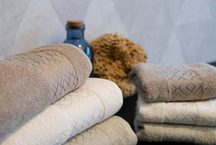 Set asciugamani Neith Brio composto da 3 viso e 3 ospite in pura spugna di cotone con elegante bordo decorativo.