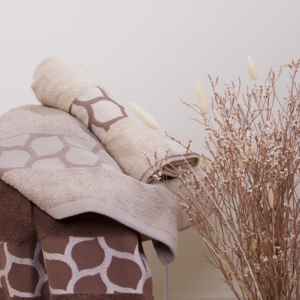Set asciugamani Neith composto da 3 viso e 3 ospite in pura spugna di cotone con eleganti bordi jacquard decorativi.