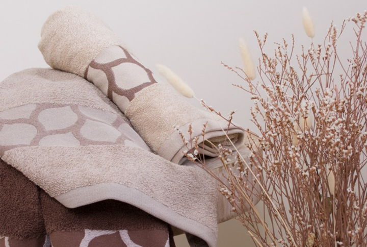 Set asciugamani Neith composto da 3 viso e 3 ospite in pura spugna di cotone con eleganti bordi jacquard decorativi.