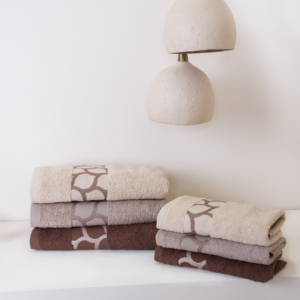 Set asciugamani Neith composto da 3 viso e 3 ospite in pura spugna di cotone con eleganti bordi jacquard decorativi. - Colori abbainati: Panna/Beige/Tortora
