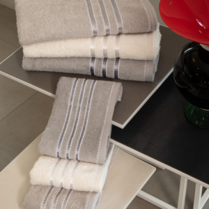 Set asciugamani Neith Sorrento composto da 3 viso e 3 ospite in 100% spugna di cotone.