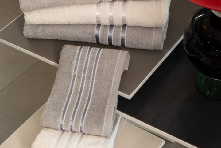 Set asciugamani Neith Sorrento composto da 3 viso e 3 ospite in 100% spugna di cotone.