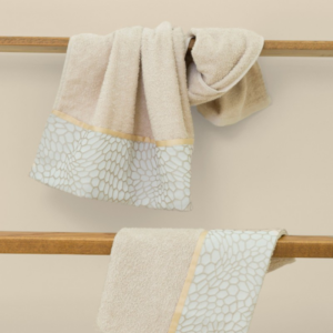 Set asciugamani Battaglia Classico Italiano Bao viso e ospite in pura spugna di cotone con bordo jacquard geometrico e piattina in raso. - Colorazione Biscotto